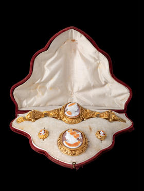 独角鹿西洋古董首饰套装18k黄金镶玛瑙Cameo浮雕圆章手镯胸针耳饰