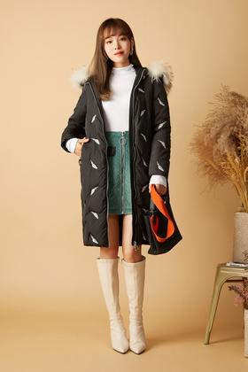 灵音 羽毛刺绣黑色毛领羽绒服 8434