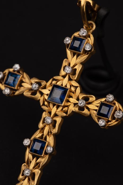 独角鹿西洋古董18K黄金镶蓝宝石老切钻石拉丝花卉镂空十字架吊坠 商品图3