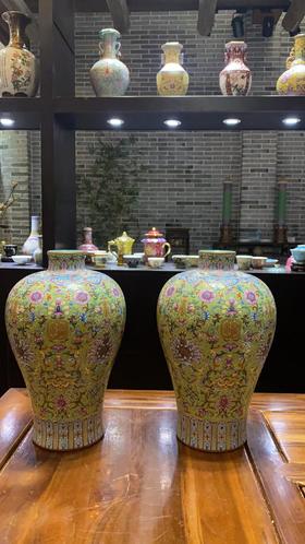 粉彩黄地描金福寿纹梅瓶