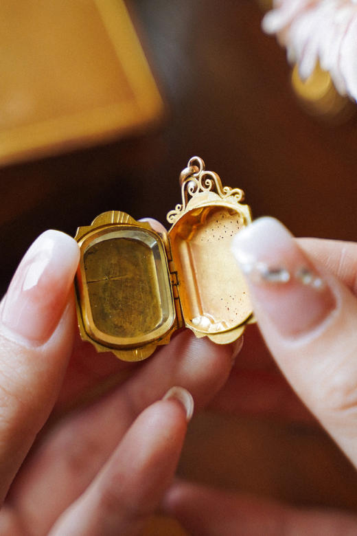 独角鹿西洋古董珠宝首饰双面金工锤纹工艺字母押花18K金相框吊坠 商品图4