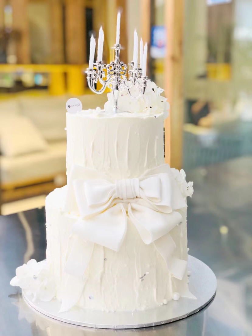 双层蝴蝶结烛台蛋糕