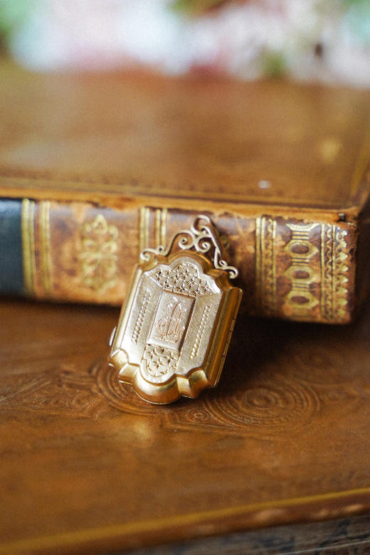 独角鹿西洋古董珠宝首饰双面金工锤纹工艺字母押花18K金相框吊坠 商品图1