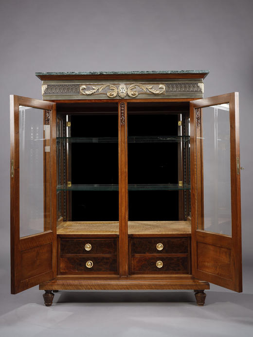 独角鹿西洋古董家具G. Ludovic胡桃木雕花双开玻璃门餐具收纳柜 商品图2