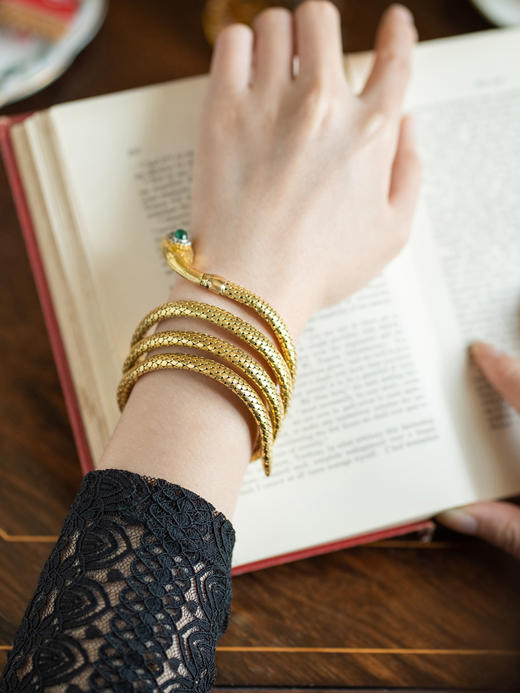 独角鹿西洋古董首饰18K黄金甲片拼接纹理镶祖母绿钻石灵蛇形手镯 商品图1