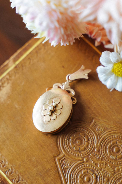 国内现货独角鹿西洋古董首饰鸢尾花扣头镶天然珍珠18k金相框吊坠 商品图1