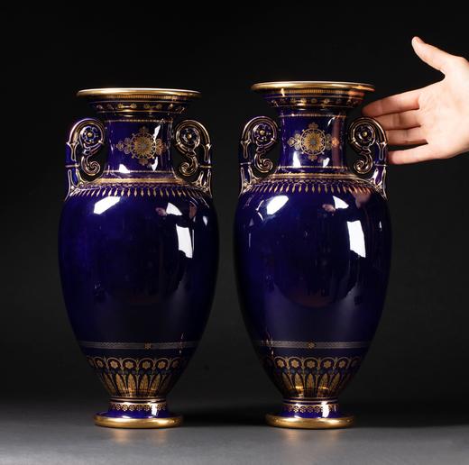 独角鹿西洋古董塞弗尔瓷器描金铂金帝王蓝釉Amphora器型瓷瓶一对 商品图2