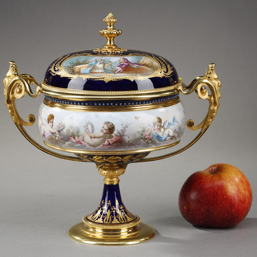 独角鹿西洋古董塞弗尔瓷窑出品路易十六风格天使主题带盖双耳樽 商品图1