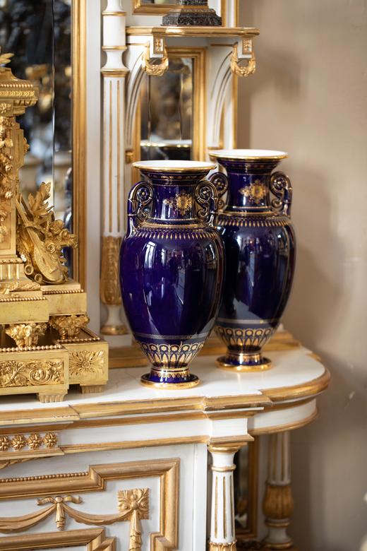 独角鹿西洋古董塞弗尔瓷器描金铂金帝王蓝釉Amphora器型瓷瓶一对 商品图1