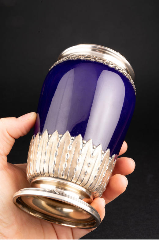 独角鹿西洋古董摆件19世纪法国路易⼗六风格纯银雕花蓝釉陶瓷花瓶 商品图2