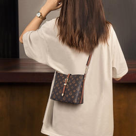 Safiya/索菲娅2022新款印花水桶包百搭单肩包包女式斜挎包女包SF9158025Y