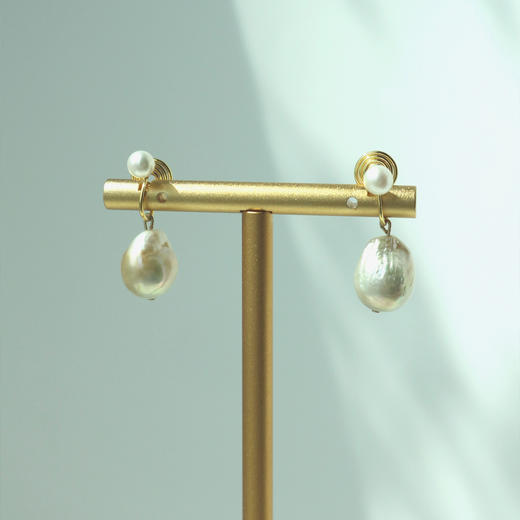 pearlside 巴洛克珍珠吊坠双珠耳夹 商品图1