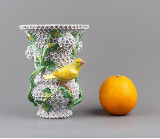 独角鹿西洋古董德国梅森瓷器雪球花雀鸟与五月花手绘浮雕花瓶一对 商品图2