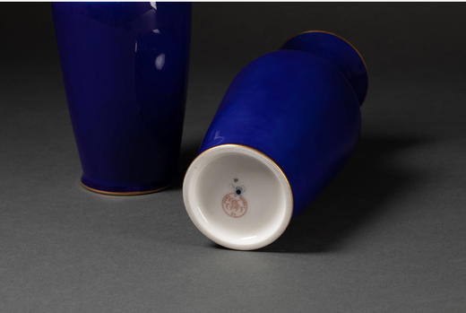 独角鹿西洋古董瓷器法国官窑塞弗尔出品深蓝釉折肩描金花瓶一对 商品图4