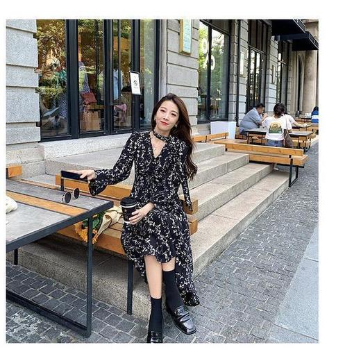 雪纺碎花v领长袖连衣裙女2021新款收腰显瘦气质喇叭袖中长款裙子 商品图3