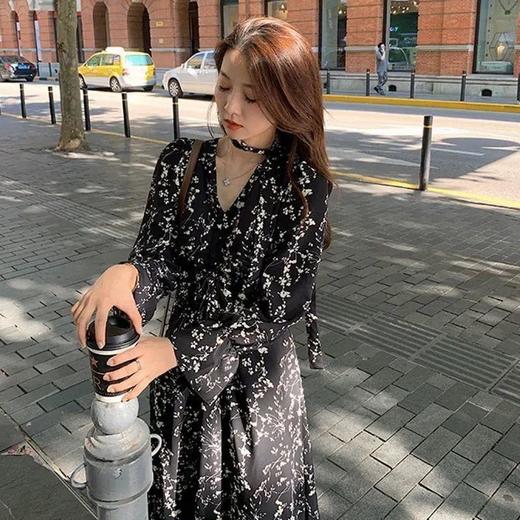 雪纺碎花v领长袖连衣裙女2021新款收腰显瘦气质喇叭袖中长款裙子 商品图1