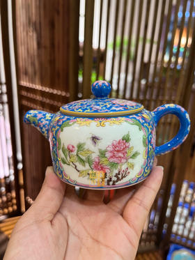 重工珐琅彩蓝地开窗花鸟壶