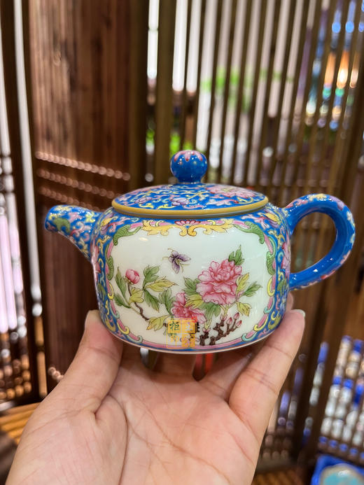 重工珐琅彩蓝地开窗花鸟壶 商品图0