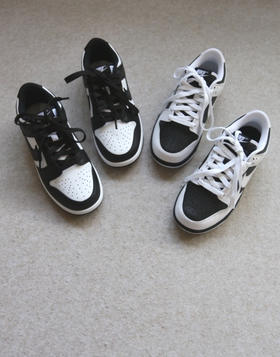 简单粗暴的 哈！情侣段 勾的 Dunk Low White/Black 板鞋 2色入