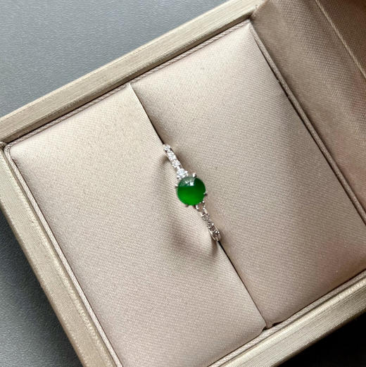 高冰种阳绿翡翠蛋面戒指18k白金钻石镶嵌 商品图0