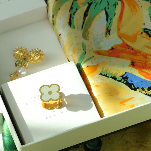 【甄珠贝·油画艺术风系列】 90*90cm缎面【向日葵】丝巾和【向日葵】胸花，【四叶草】丝巾扣三件套礼盒 商品图1