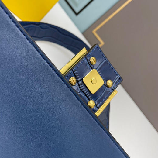 秋冬特惠💰730 芬迪Fendi 牛皮鳄鱼纹 法棍包 采用牛皮鳄鱼纹材质 商品图7