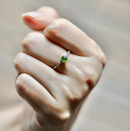 高冰种阳绿翡翠蛋面戒指18k白金钻石镶嵌 商品图7