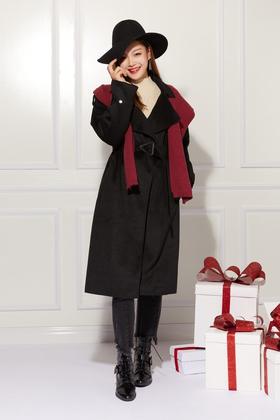 Kai & Kiera 黑色毛呢配披肩红帽外套 10461