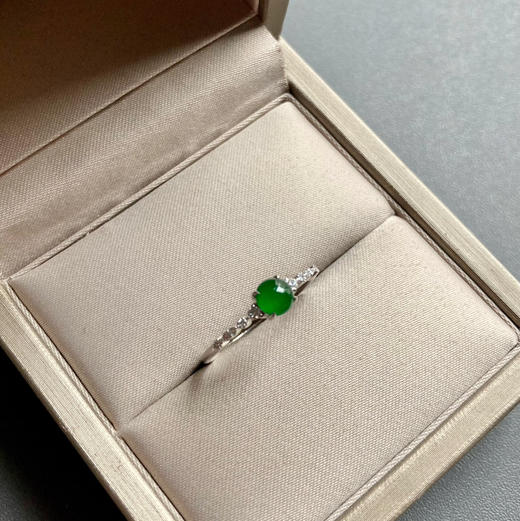 高冰种阳绿翡翠蛋面戒指18k白金钻石镶嵌 商品图1