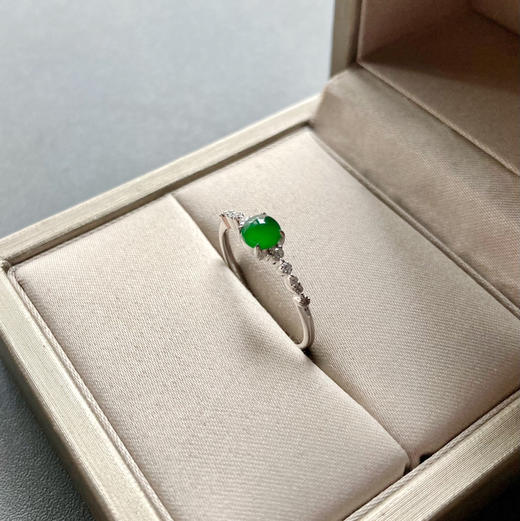 高冰种阳绿翡翠蛋面戒指18k白金钻石镶嵌 商品图4