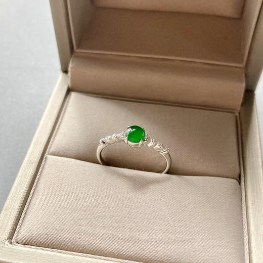 高冰种阳绿翡翠蛋面戒指18k白金钻石镶嵌 商品图5