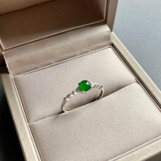 高冰种阳绿翡翠蛋面戒指18k白金钻石镶嵌 商品图2