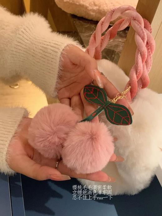 【限时折扣】少女樱桃毛毛包（米白）里层略微有气味建议晾几天，介意勿拍 商品图2