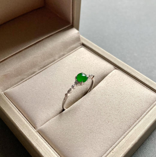 高冰种阳绿翡翠蛋面戒指18k白金钻石镶嵌 商品图3