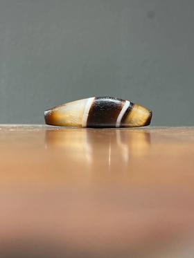 褐白缠丝玛瑙牛角型扁珠，顺丰包邮