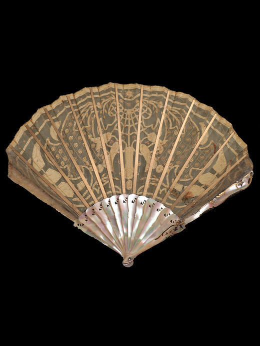 独角鹿西洋古董花卉网纱珠片刺绣丝绸母贝镂雕描金描银球形折扇 商品图3