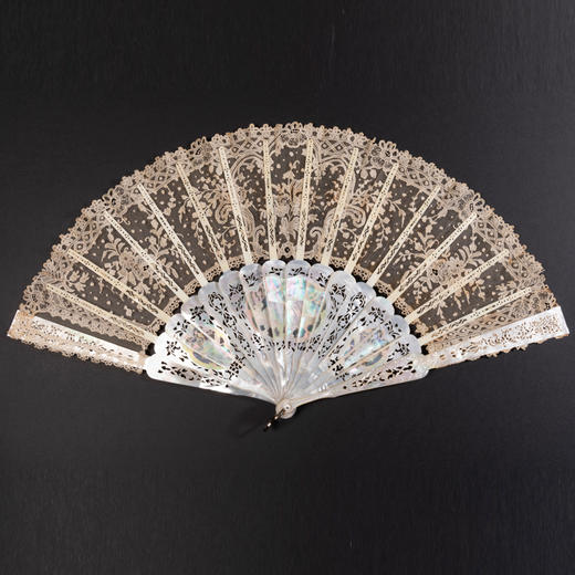 独角鹿西洋古董19世纪法国针织蕾丝扇面精雕镂空母贝扇骨折扇 商品图4
