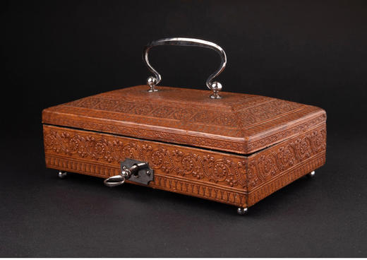 独角鹿西洋古董法国卢浮宫回廊商店推出精雕木盒母贝镶金缝纫套件 商品图1