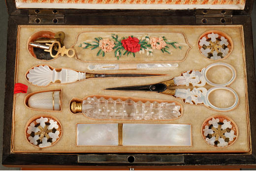 独角鹿西洋古董法国水晶母贝精雕音乐盒式带镜缝纫套装淑女珍藏 商品图3