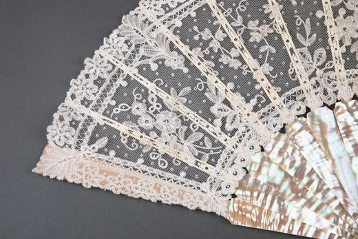 独角鹿西洋古董法国拿破仑三世时期金鱼母贝布鲁日蕾丝扇面折叠扇 商品图2