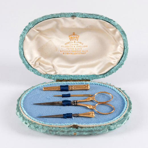 独角鹿西洋古董Howell James工坊蓝色绒毛盒内嵌18k金缝纫套件 商品图0