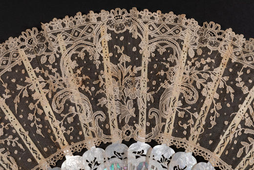 独角鹿西洋古董19世纪法国针织蕾丝扇面精雕镂空母贝扇骨折扇 商品图2