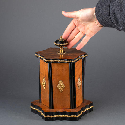 独角鹿西洋古董19世纪法国出品铜鎏金枫⽊黑漆雪茄收纳盒 商品图4