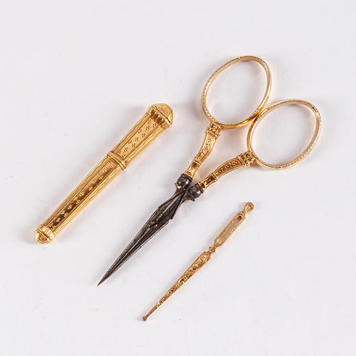 独角鹿西洋古董查理十世时期母贝铜鎏金雕刻盒内嵌银镀金缝纫套件 商品图4