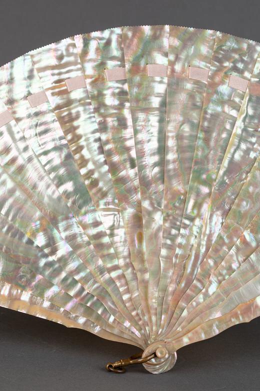 独角鹿西洋古董1880年代欧洲出品七彩粉母贝纯扇骨折扇 商品图1