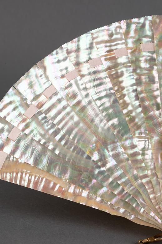 独角鹿西洋古董1880年代欧洲出品七彩粉母贝纯扇骨折扇 商品图2