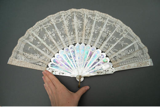 独角鹿西洋古董法国镂雕母贝扇骨花卉主题蕾丝扇面古董折扇 商品图1