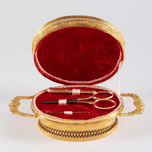 独角鹿西洋古董查理十世时期母贝铜鎏金雕刻盒内嵌银镀金缝纫套件 商品图0