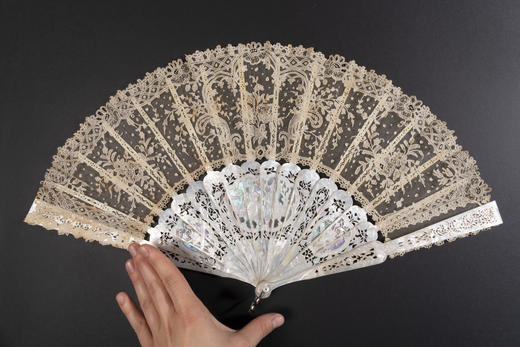 独角鹿西洋古董19世纪法国针织蕾丝扇面精雕镂空母贝扇骨折扇 商品图1