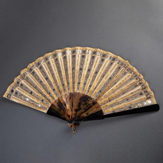 独角鹿西洋古董1804-1815年代法国扇骨装饰金属亮片绢布扇面折扇 商品图0